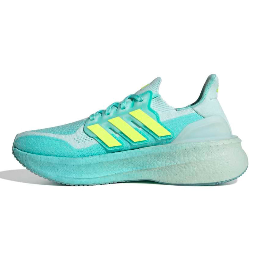 Vista lateral esquerda do Tênis Adidas Ultraboost 5 mostrando 3 listras amarelas e cabedal respirável